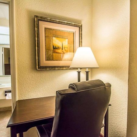 Quality Inn & Suites At Tropicana Field St. Petersburg Bagian luar foto
