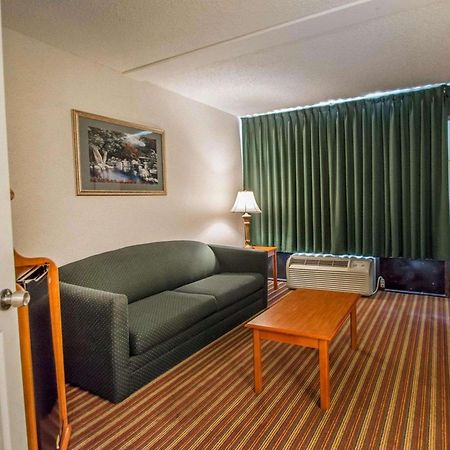 Quality Inn & Suites At Tropicana Field St. Petersburg Bagian luar foto