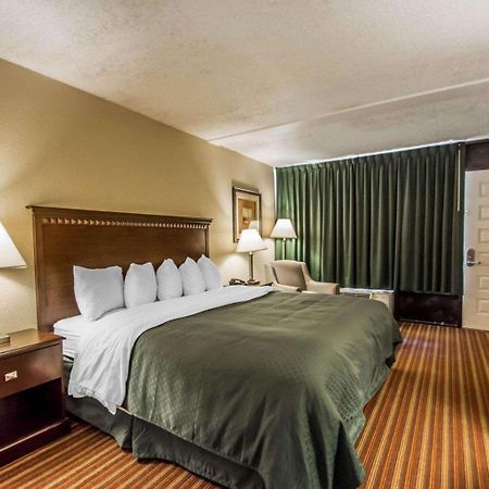 Quality Inn & Suites At Tropicana Field St. Petersburg Bagian luar foto