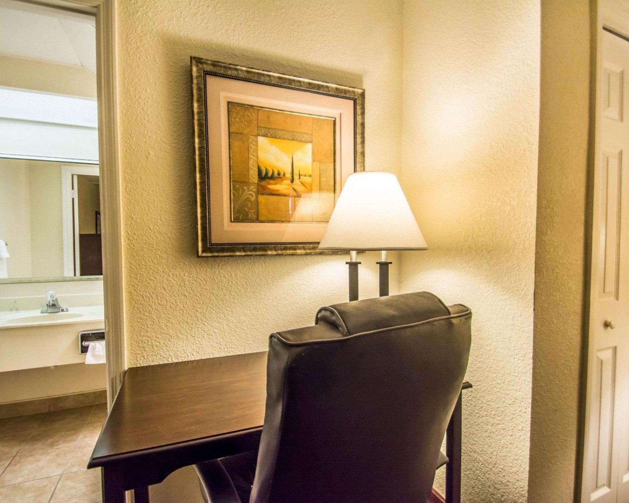 Quality Inn & Suites At Tropicana Field St. Petersburg Bagian luar foto