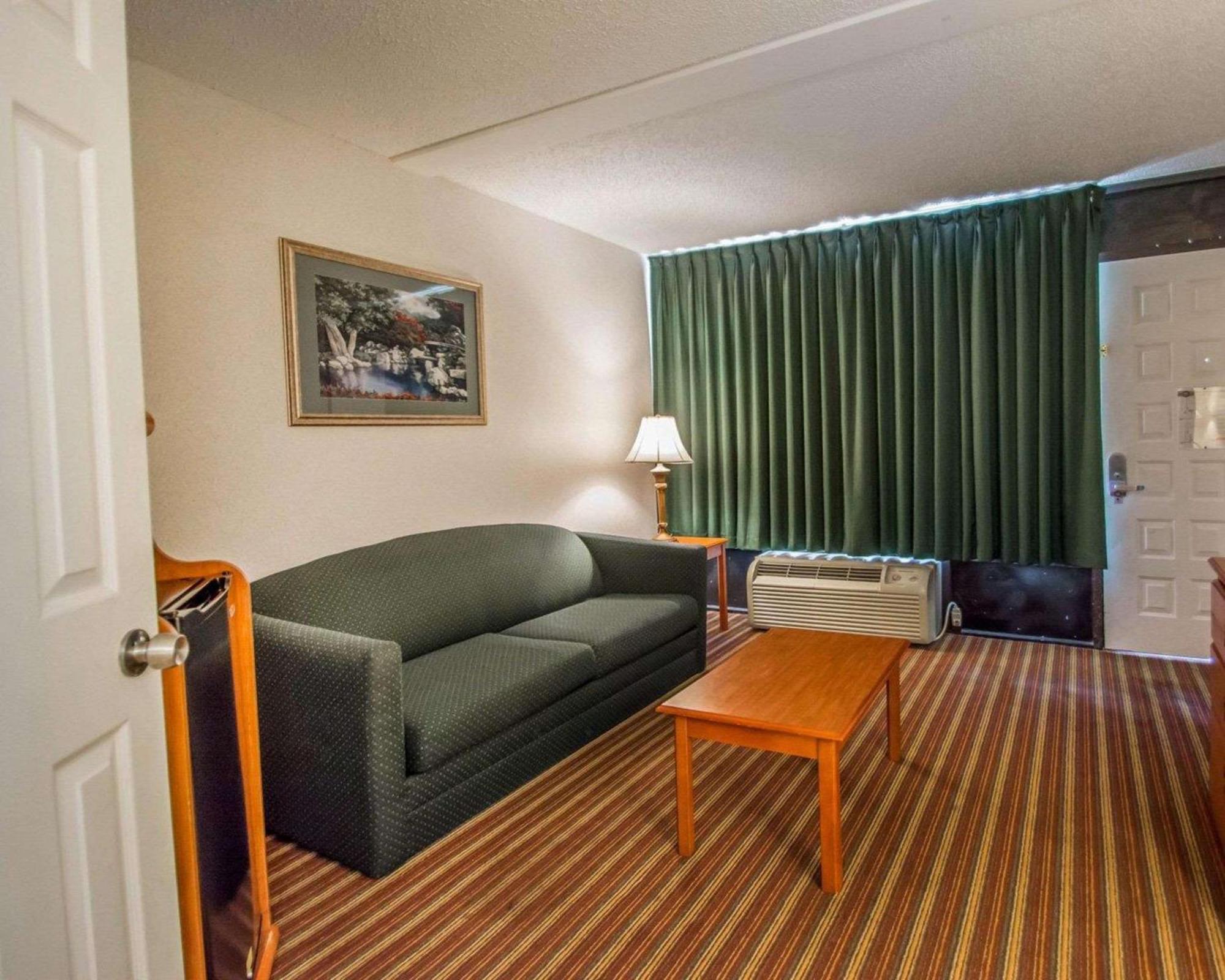 Quality Inn & Suites At Tropicana Field St. Petersburg Bagian luar foto