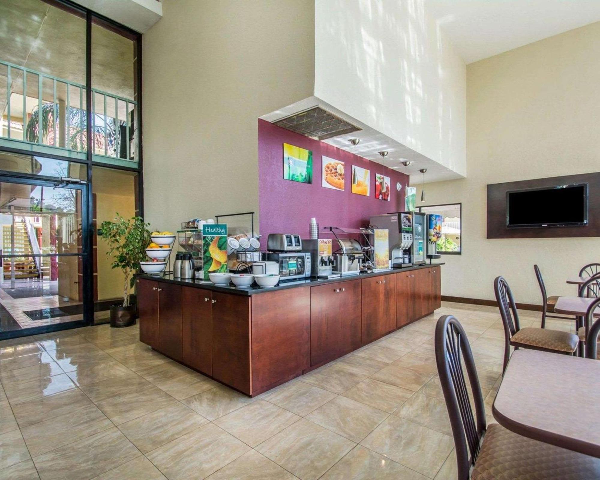 Quality Inn & Suites At Tropicana Field St. Petersburg Bagian luar foto
