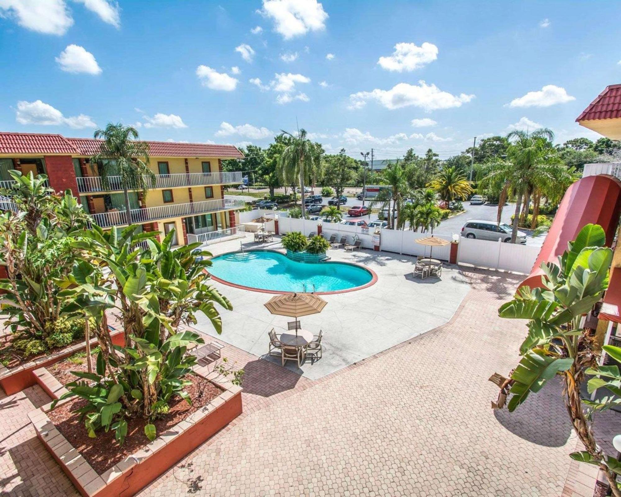Quality Inn & Suites At Tropicana Field St. Petersburg Bagian luar foto