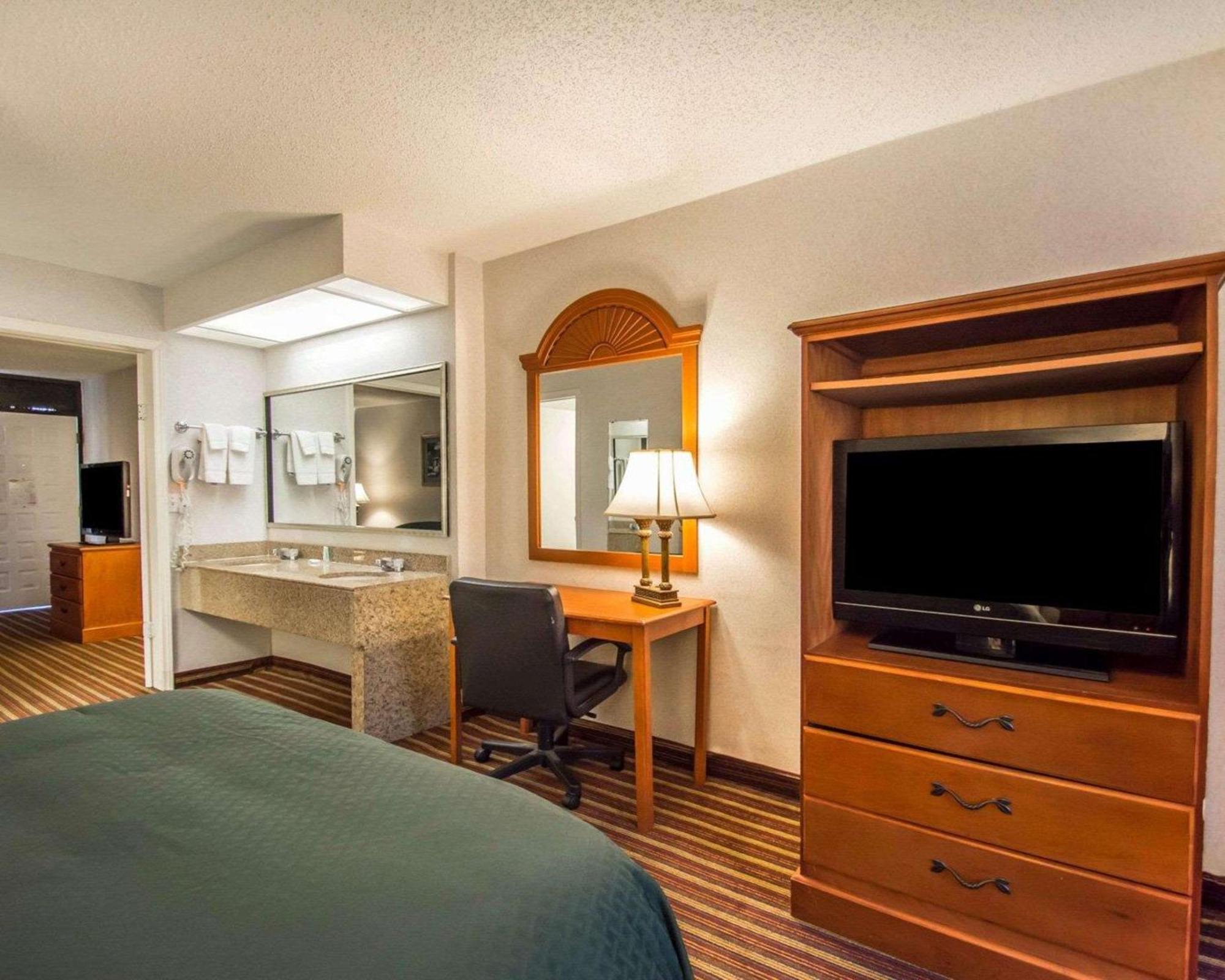 Quality Inn & Suites At Tropicana Field St. Petersburg Bagian luar foto