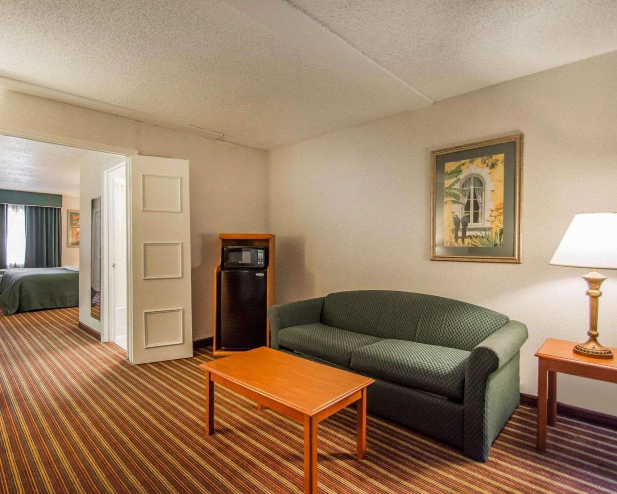 Quality Inn & Suites At Tropicana Field St. Petersburg Bagian luar foto