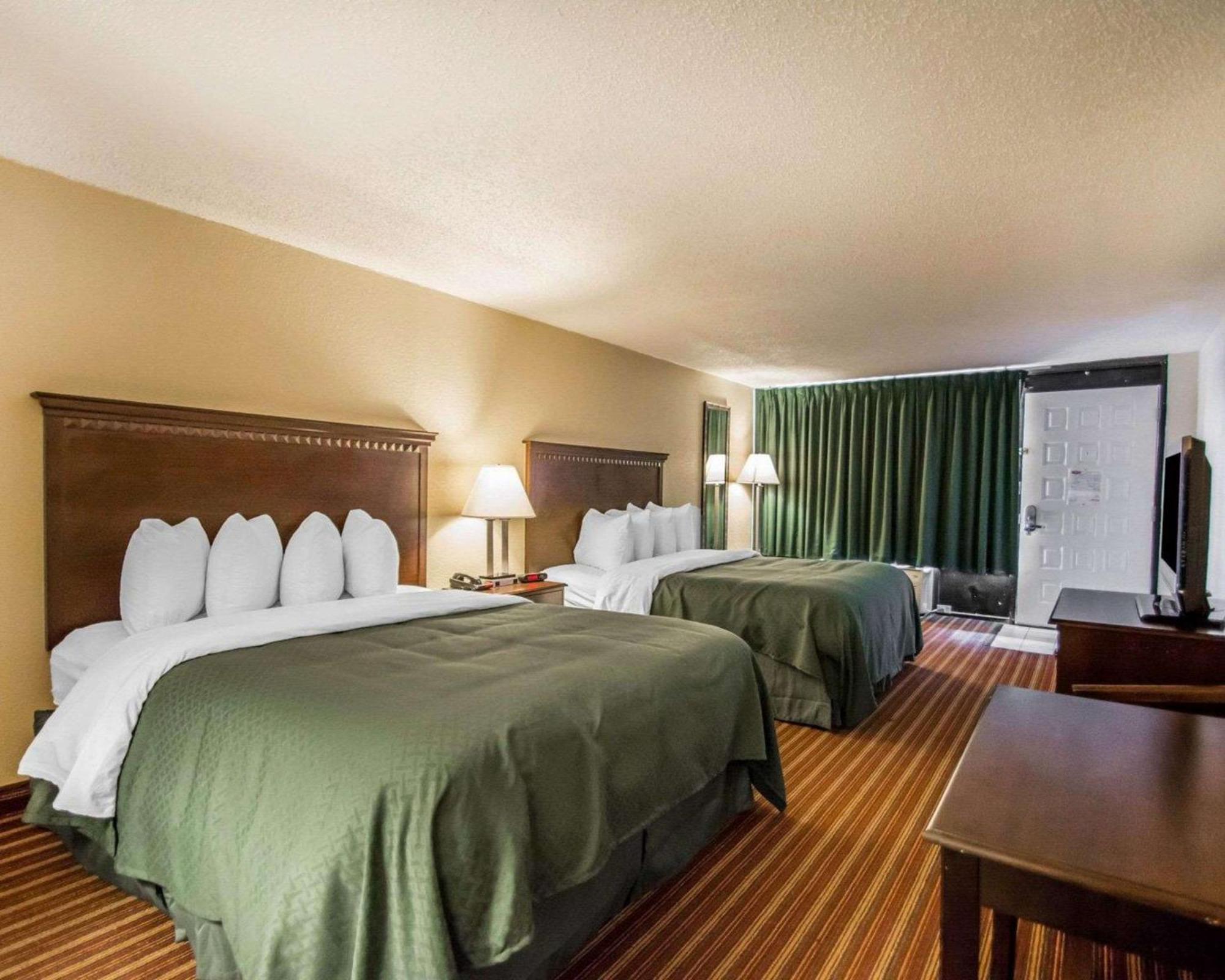 Quality Inn & Suites At Tropicana Field St. Petersburg Bagian luar foto