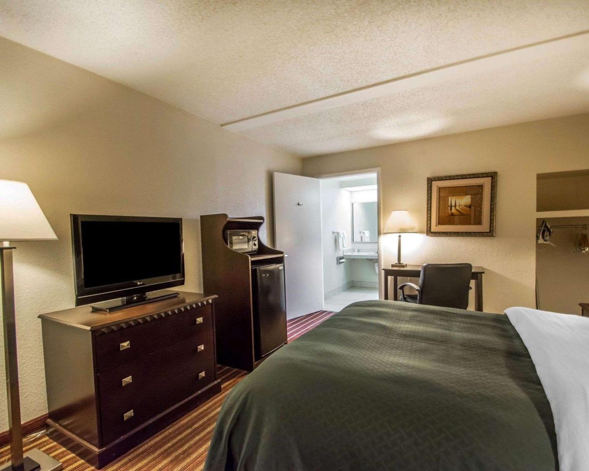 Quality Inn & Suites At Tropicana Field St. Petersburg Bagian luar foto