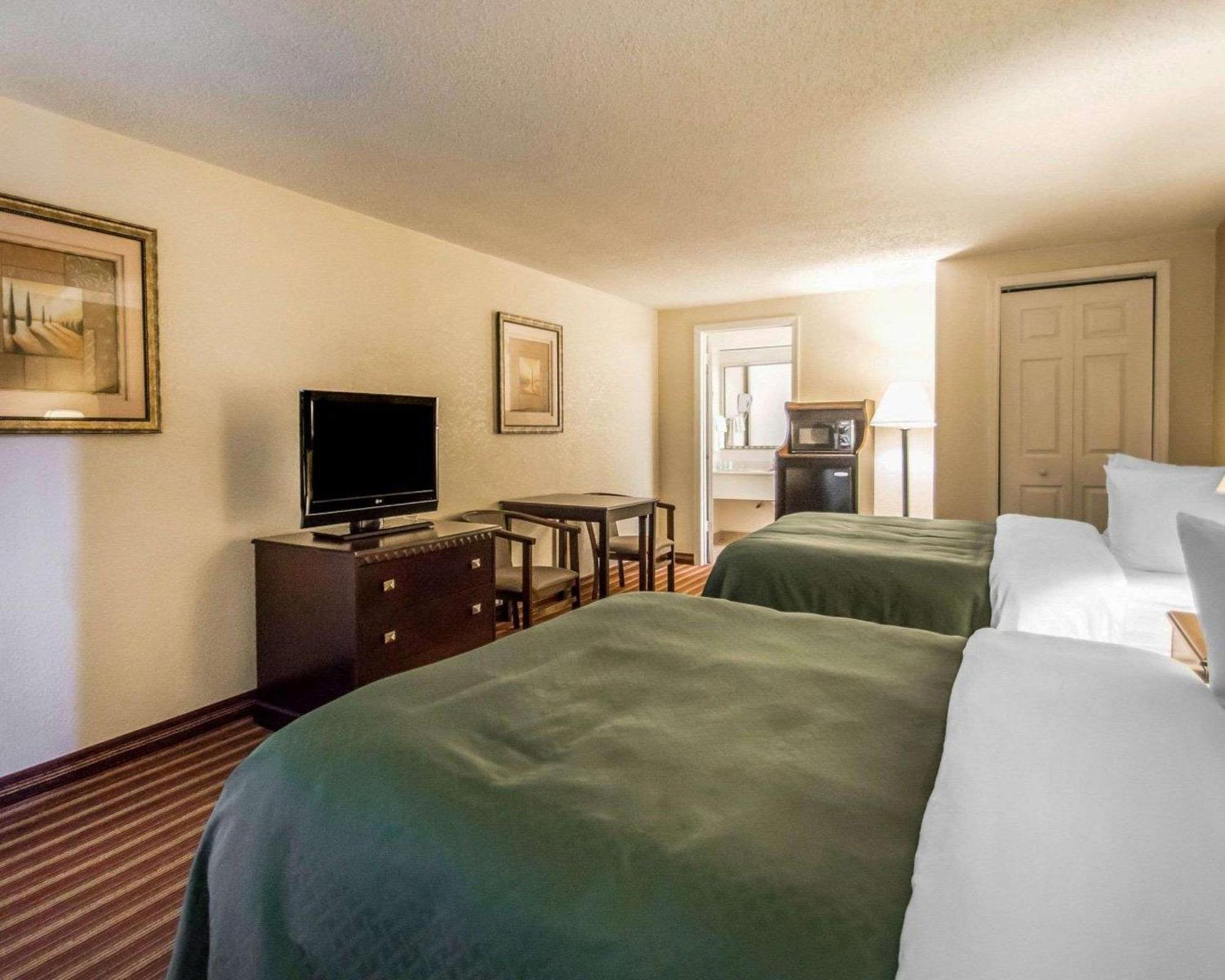 Quality Inn & Suites At Tropicana Field St. Petersburg Bagian luar foto
