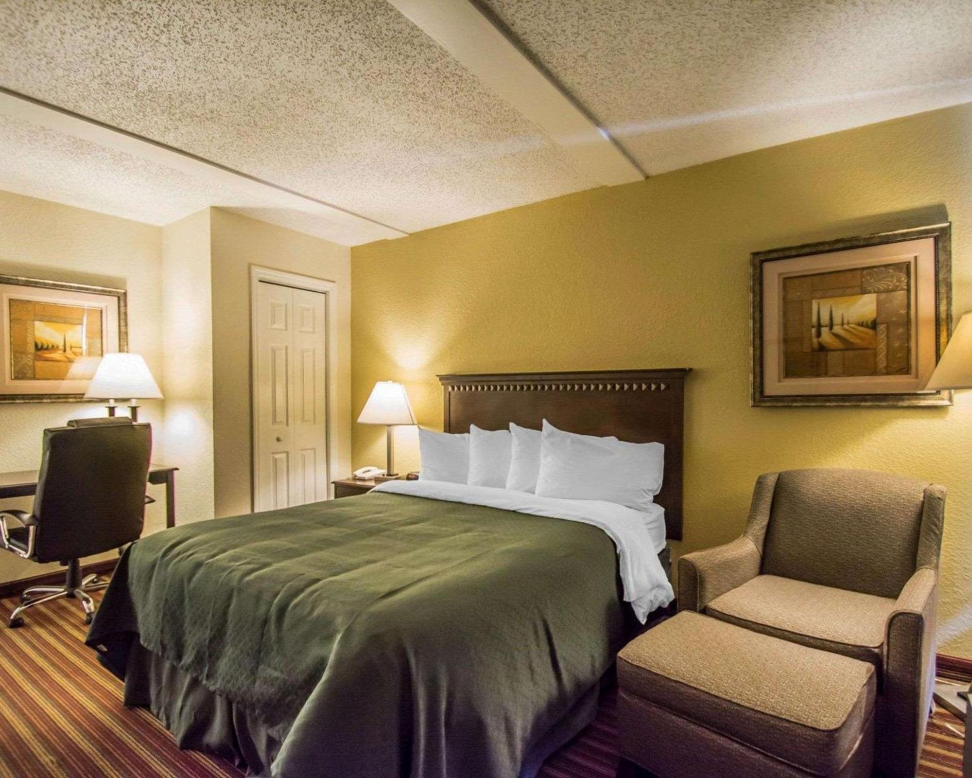 Quality Inn & Suites At Tropicana Field St. Petersburg Bagian luar foto