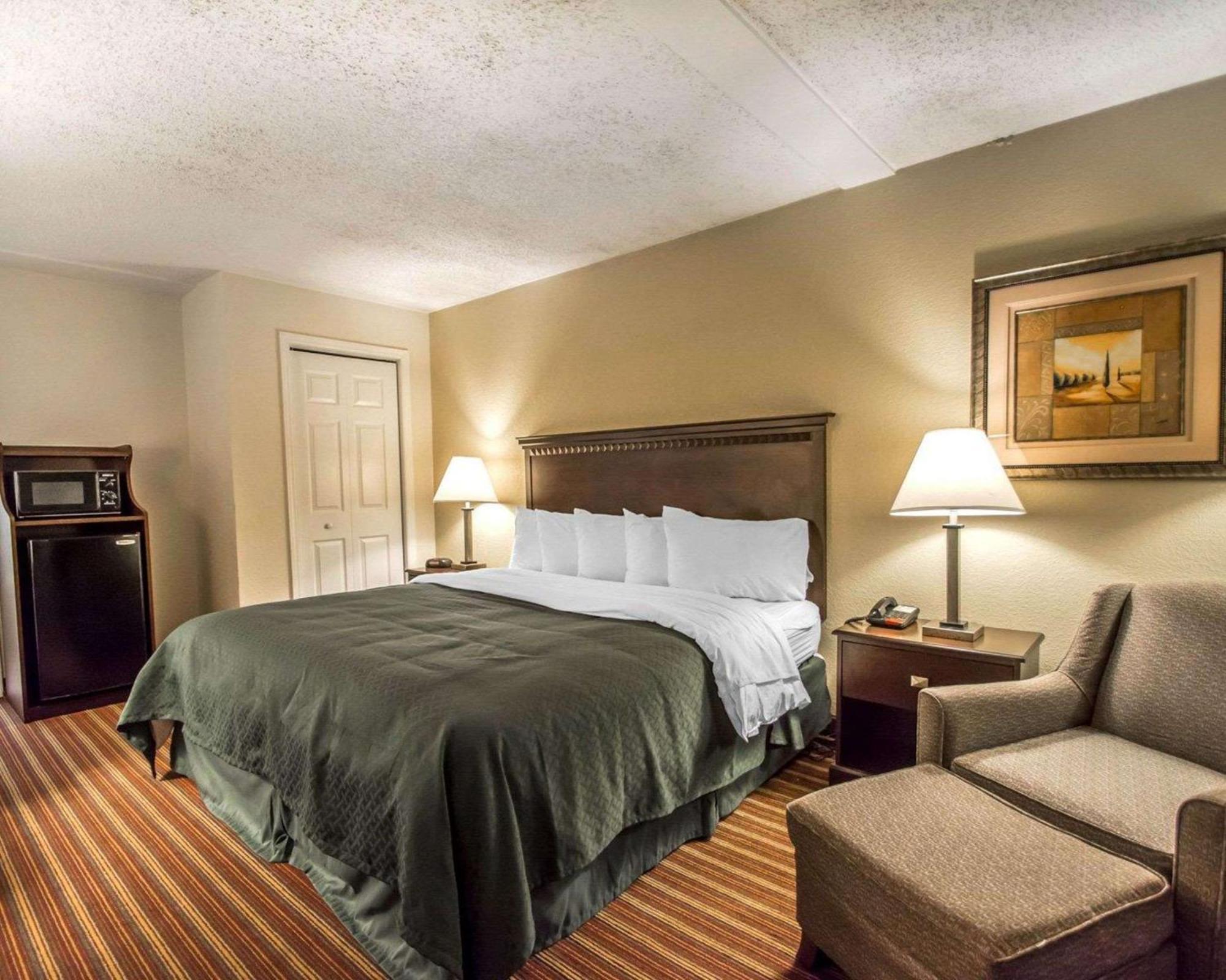 Quality Inn & Suites At Tropicana Field St. Petersburg Bagian luar foto