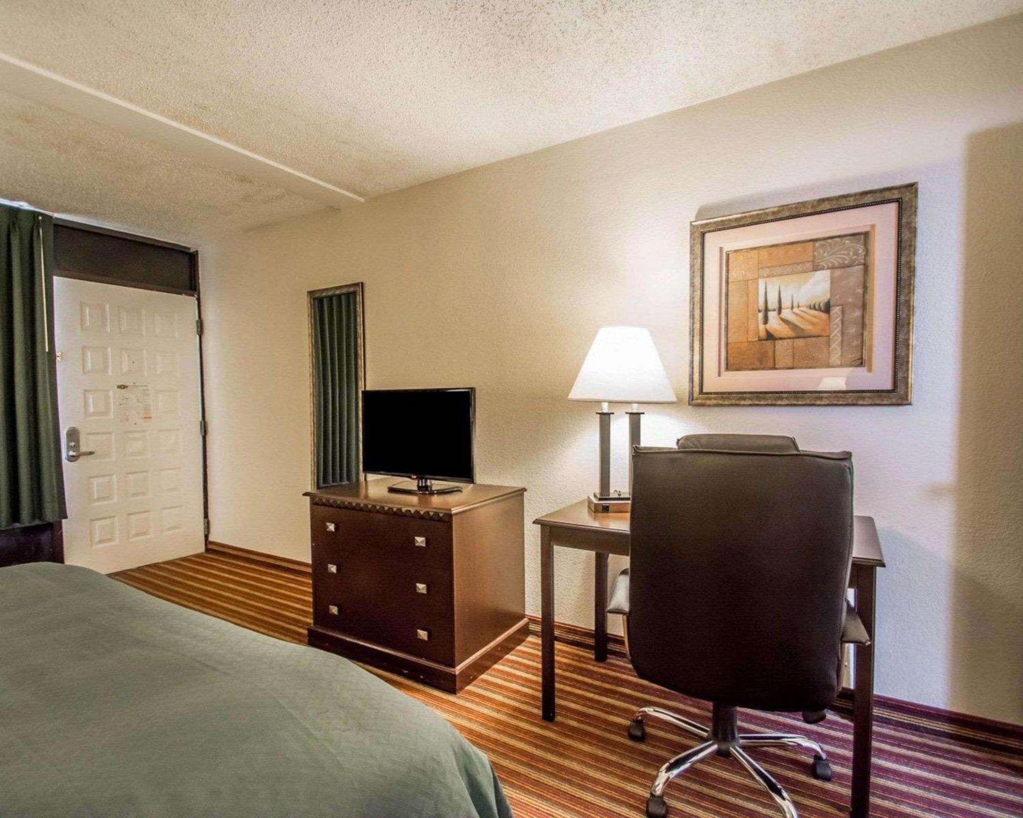 Quality Inn & Suites At Tropicana Field St. Petersburg Bagian luar foto