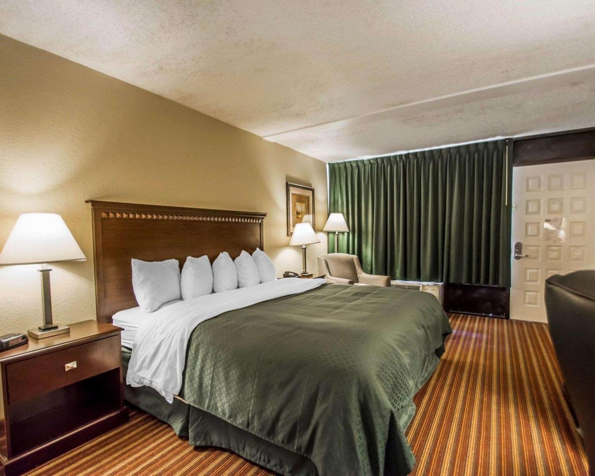 Quality Inn & Suites At Tropicana Field St. Petersburg Bagian luar foto