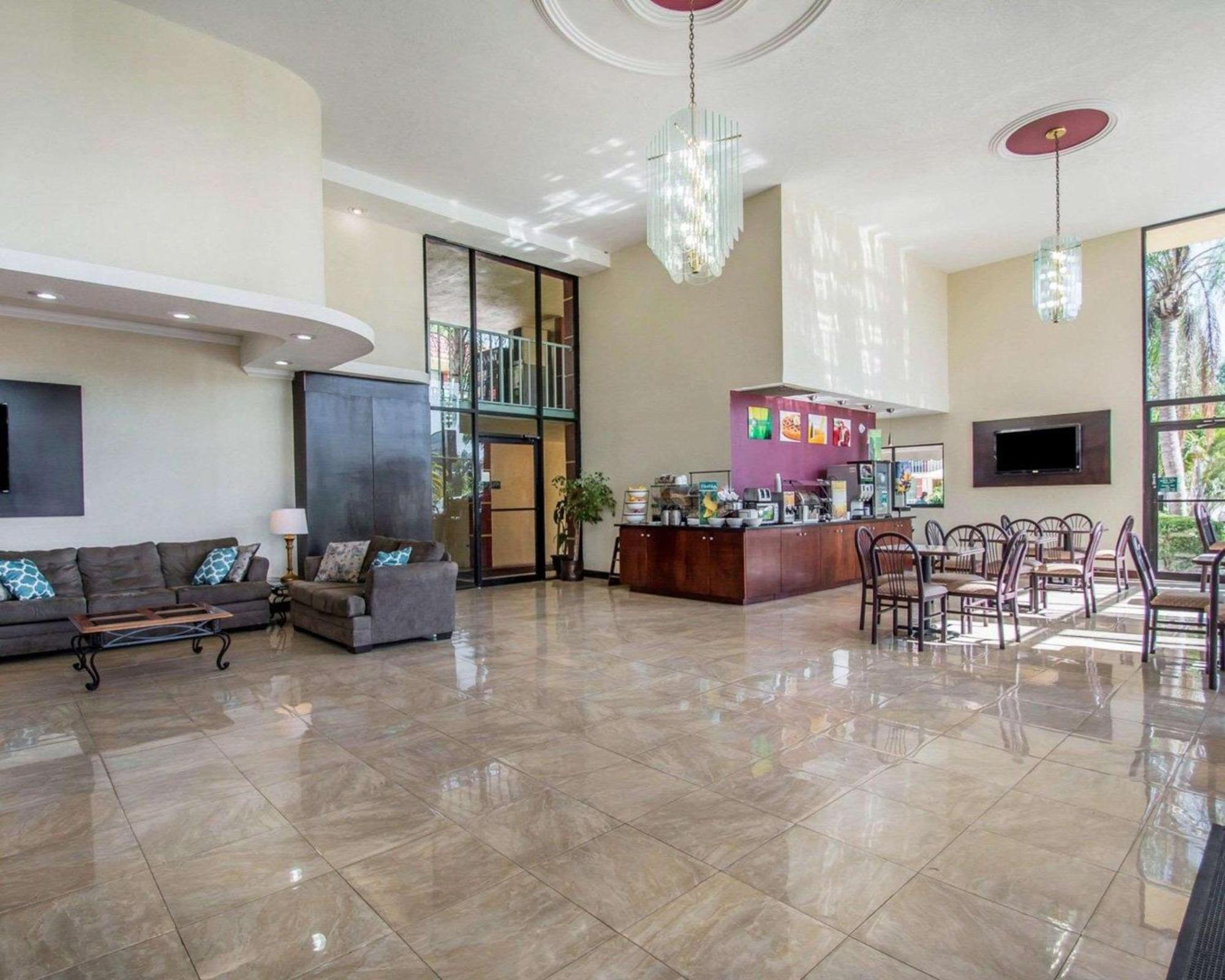 Quality Inn & Suites At Tropicana Field St. Petersburg Bagian luar foto