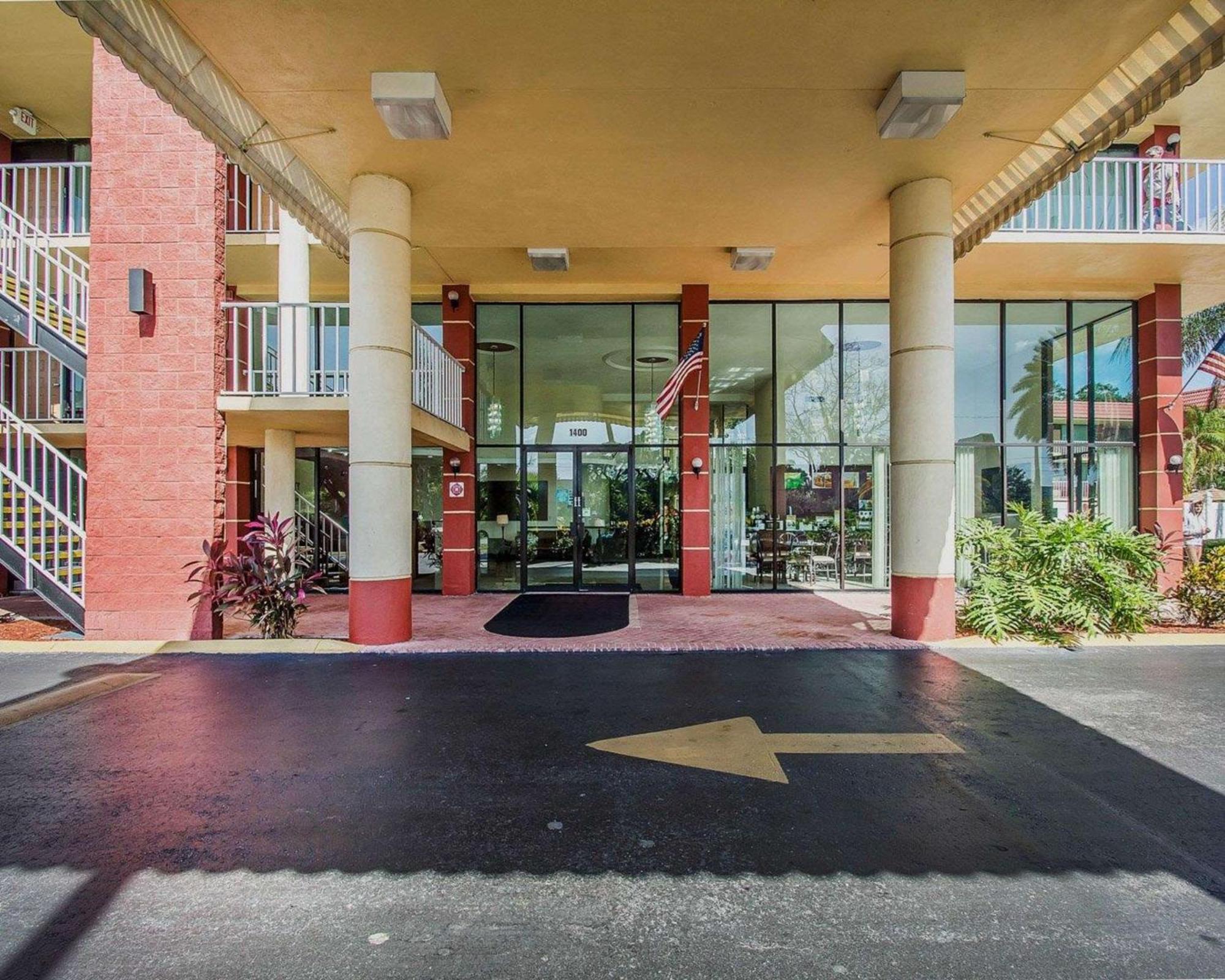 Quality Inn & Suites At Tropicana Field St. Petersburg Bagian luar foto