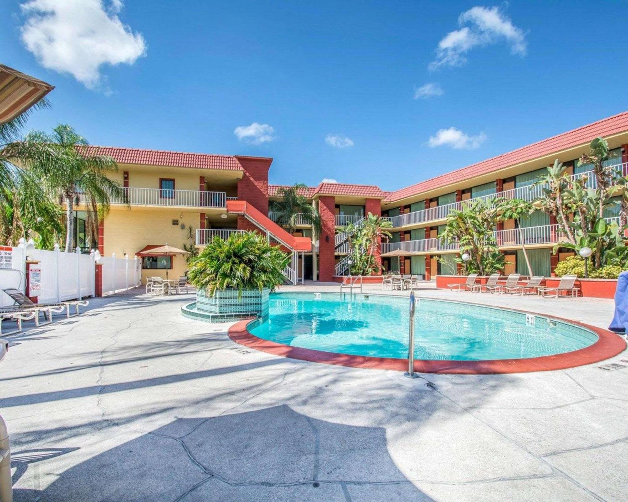 Quality Inn & Suites At Tropicana Field St. Petersburg Bagian luar foto