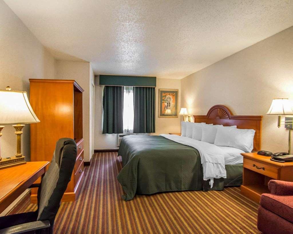 Quality Inn & Suites At Tropicana Field St. Petersburg Ruang foto